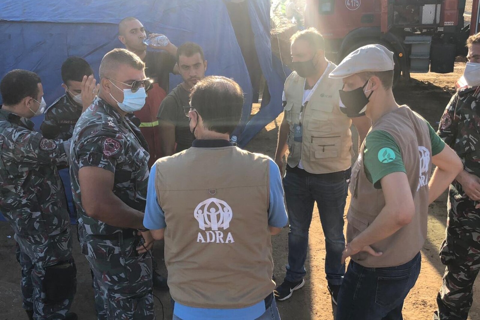 Helfer unserer Bündnisorganisation ADRA besprechen sich mit anderen Einsatzkräften in Beirut