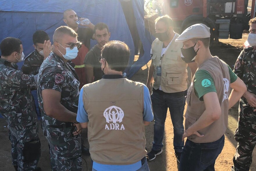 Helfer unserer Bündnisorganisation ADRA besprechen sich mit anderen Einsatzkräften in Beirut Helfer unserer Bündnisorganisation ADRA besprechen sich mit anderen Einsatzkräften in Beirut