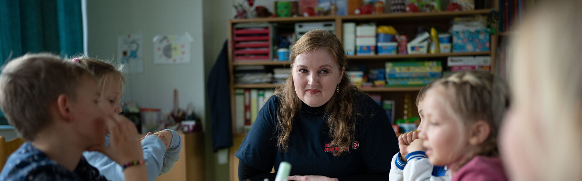 Johanniter-Mitarbeiterin Malvina Dib betreut geflüchtete Kinder aus der Ukraine