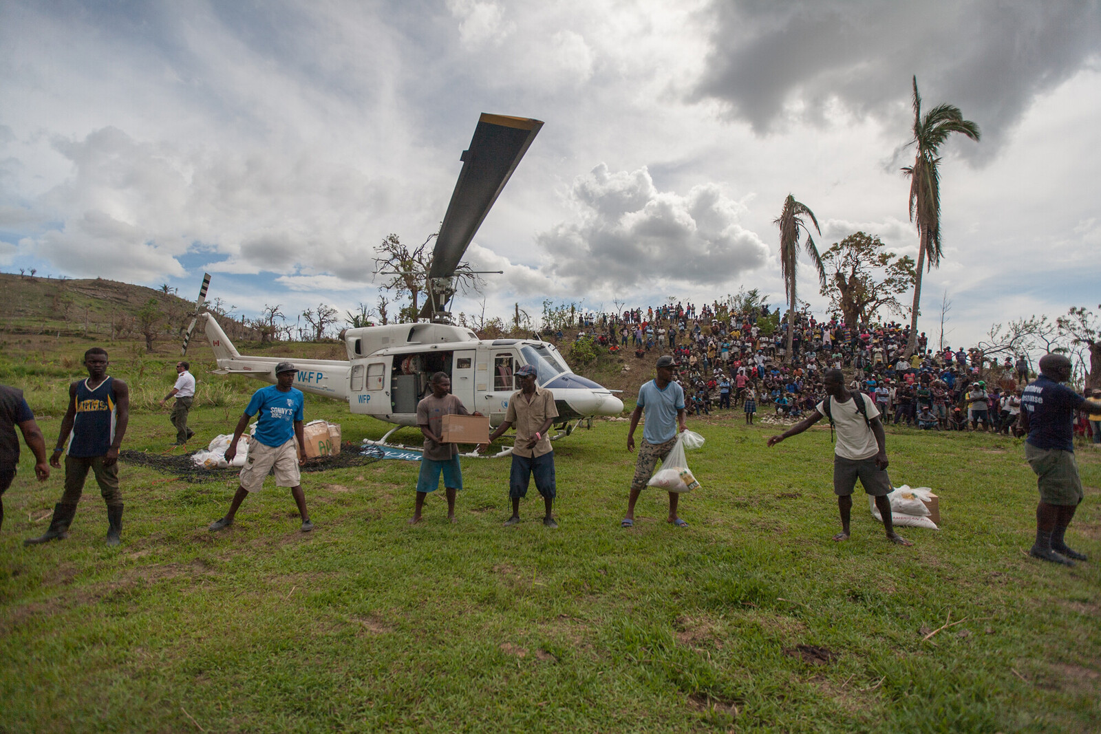 Helfer beim Entladen der Hilfsgüter nach Hurrikan Matthew in Haiti