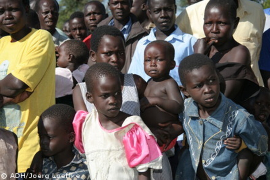 Flut Afrika, Menschen beobachten das Entladen der Hilfsgüter