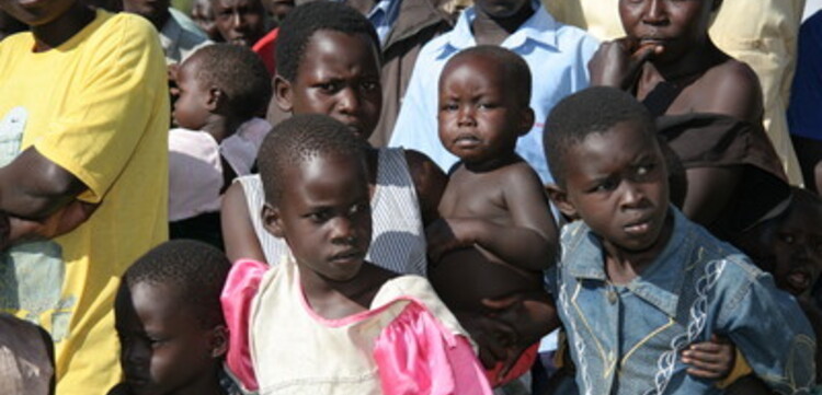 Flut Afrika, Menschen beobachten das Entladen der Hilfsgüter