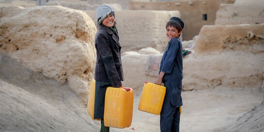 Zwei Kinder mit Wasserkanistern in Afghanistan