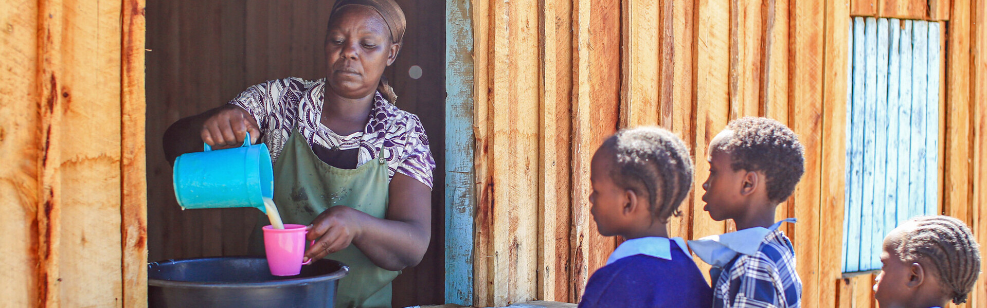 Kinder bei einer Schulspeisung in Kenia