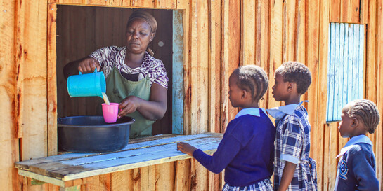 Kinder bei einer Schulspeisung in Kenia