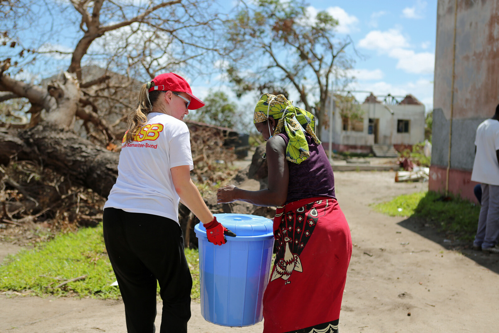 Eine Helferin von ASB unterstützt bei Aufräumarbeiten nach dem Zyklon in Mosambik