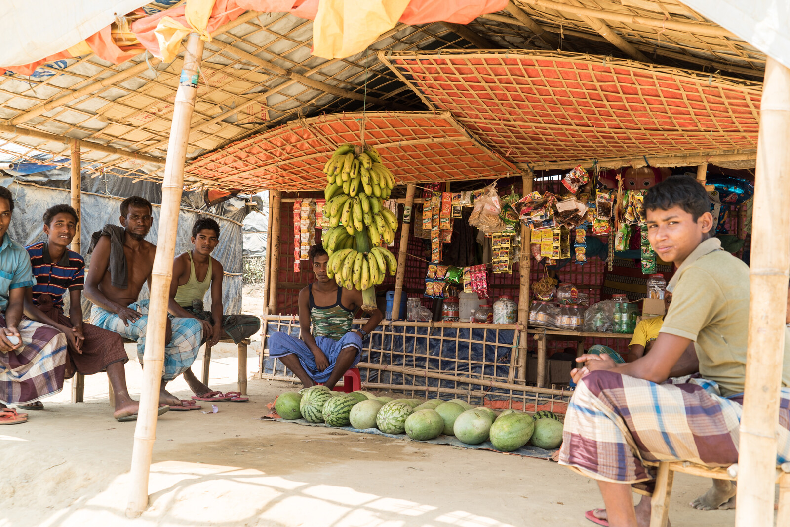 Rohingya vor einem Lebensmittelgeschäft