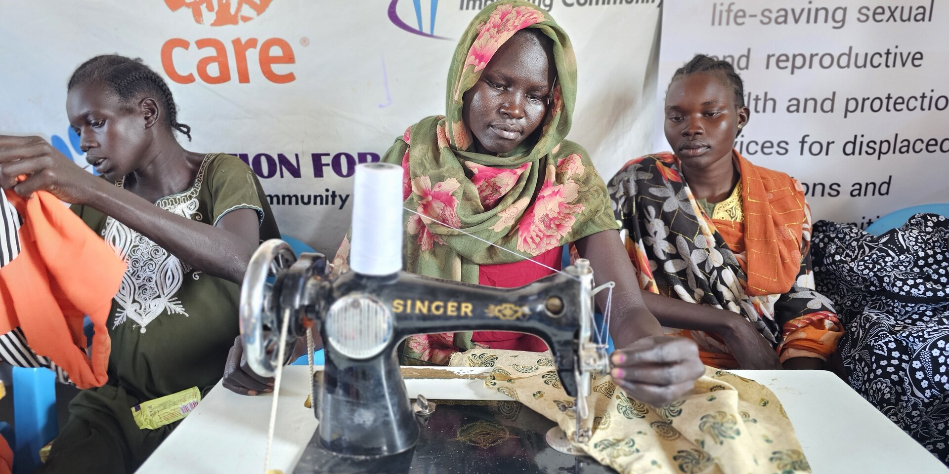 Ayom näht ein Kleidungsstück mit einer Nähmaschine