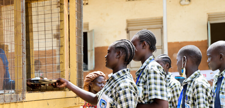 Im Südsudan erhalten Schülerinnen und Schüler eine warme Mahlzeit