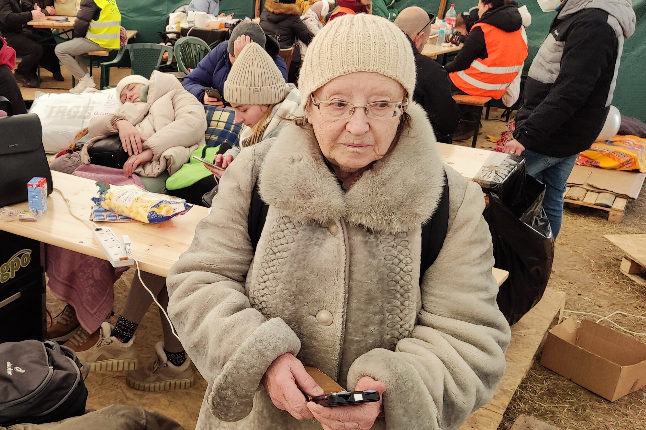 Eine alte Frau aus der Ukraine sucht Schutz in Deutschland