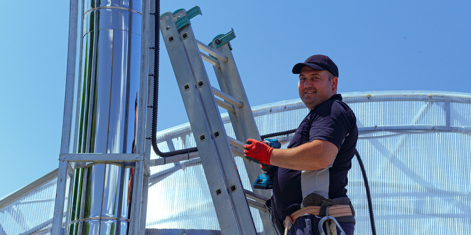 Ein Helfer bei Bauarbeiten im Rahmen eines Projekts in der Ukraine