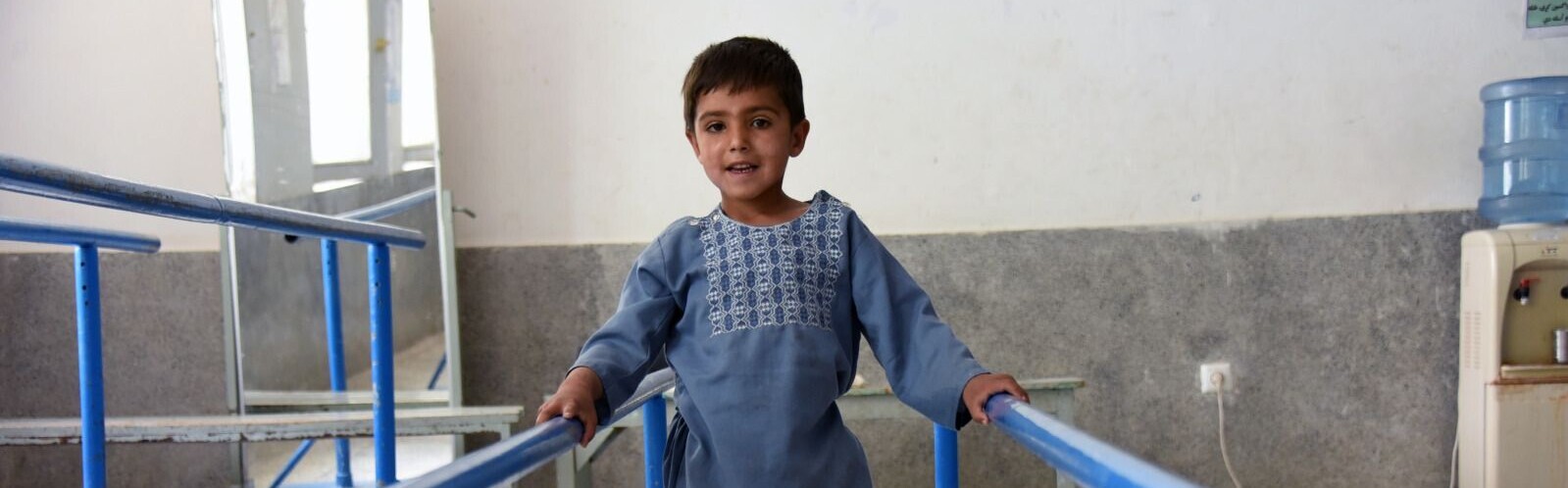Hilfe für Menschen mit Behinderung in Afghanistan: Ein kleiner Junge lernt mit einer Beinprothese das Laufen 