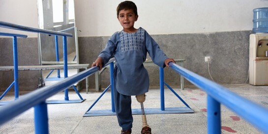 Hilfe für Menschen mit Behinderung in Afghanistan: Ein kleiner Junge lernt mit einer Beinprothese das Laufen 