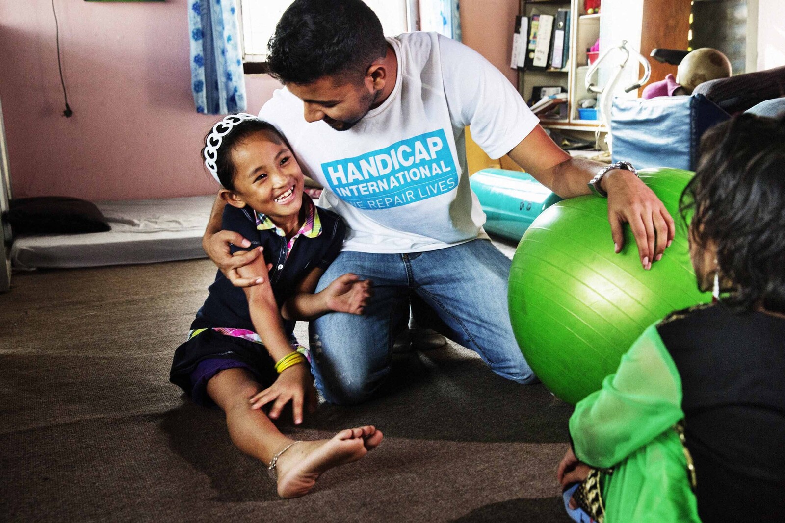 Erdbeben Nepal Prothese Kind Therapie Heilung