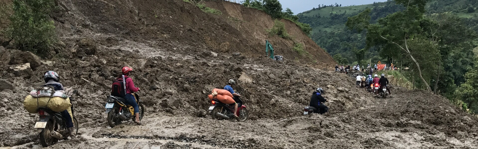 Erdrutsche versperren die Wege in den vietnamesischen Dörfern