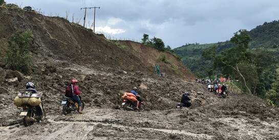 Erdrutsche versperren die Wege in den vietnamesischen Dörfern