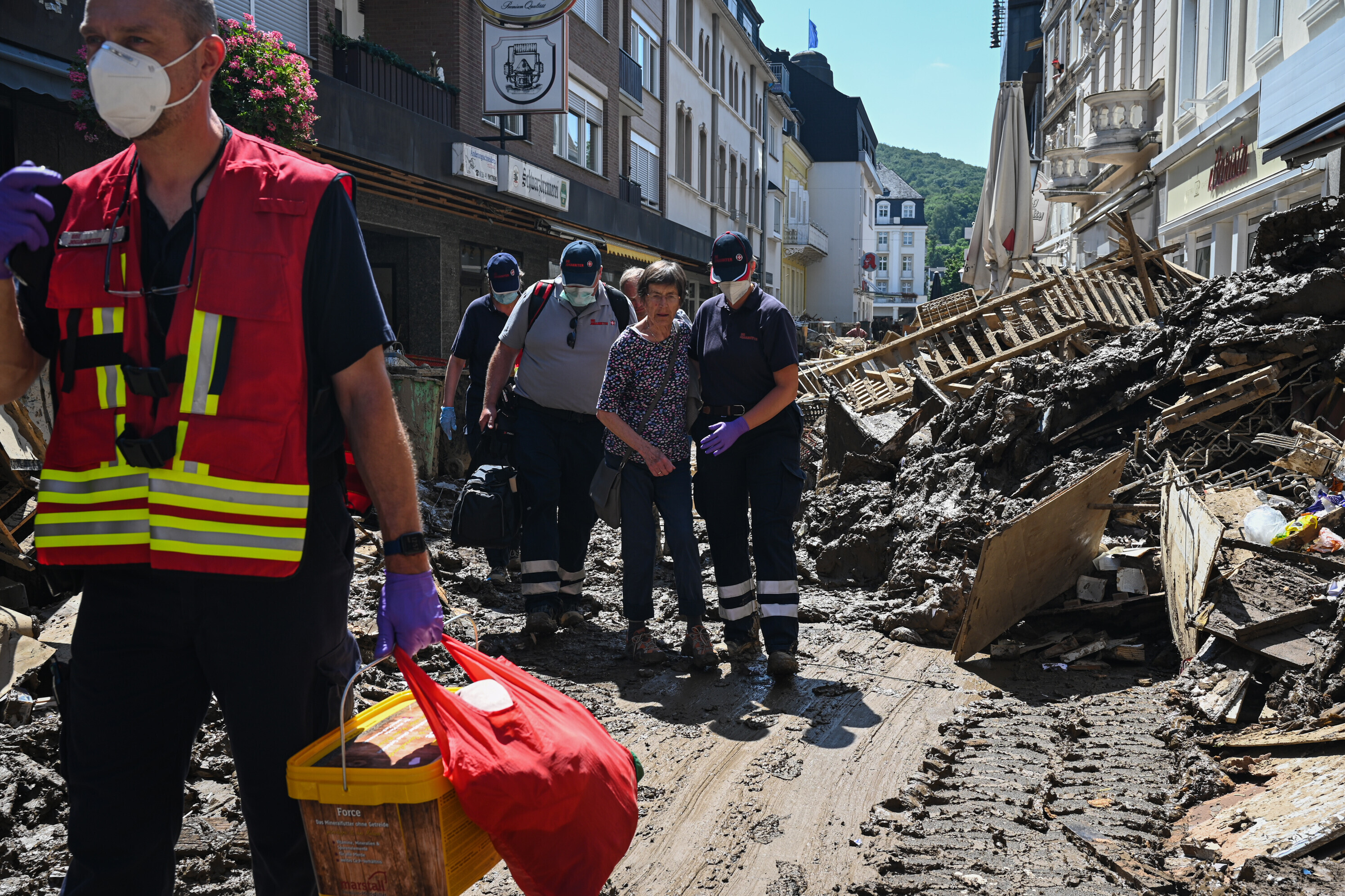 Einsatzkräfte der Johanniter helfen einer Frau im Hochwassergebiet