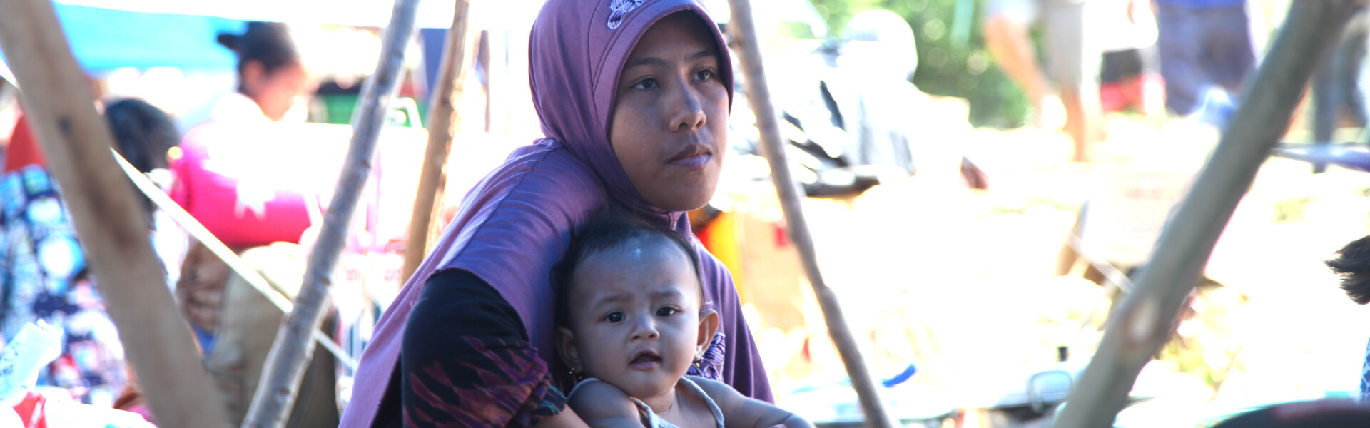 Nach Erdbeben und Tsunami suchten Zehntausende Menschen auf der indonesischen Insel Sulawesi Zuflucht in Notunterkünften - darunter diese Frau und ihr Kind