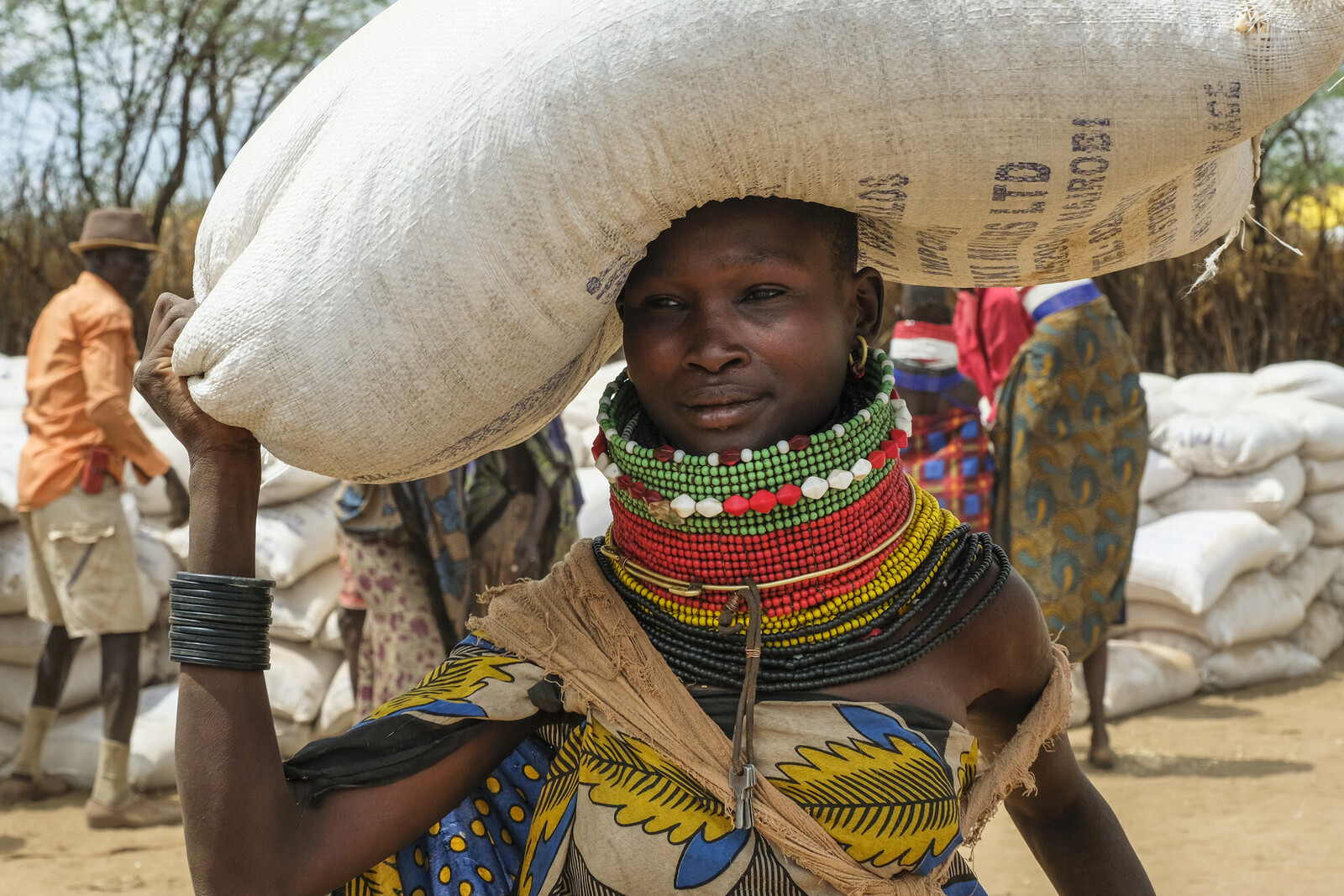 Eine Frau in Kenia mit Hilfsgütern 