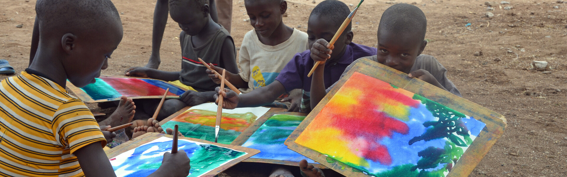 Kinder in Kenia malen bunte Aquarellbilder 