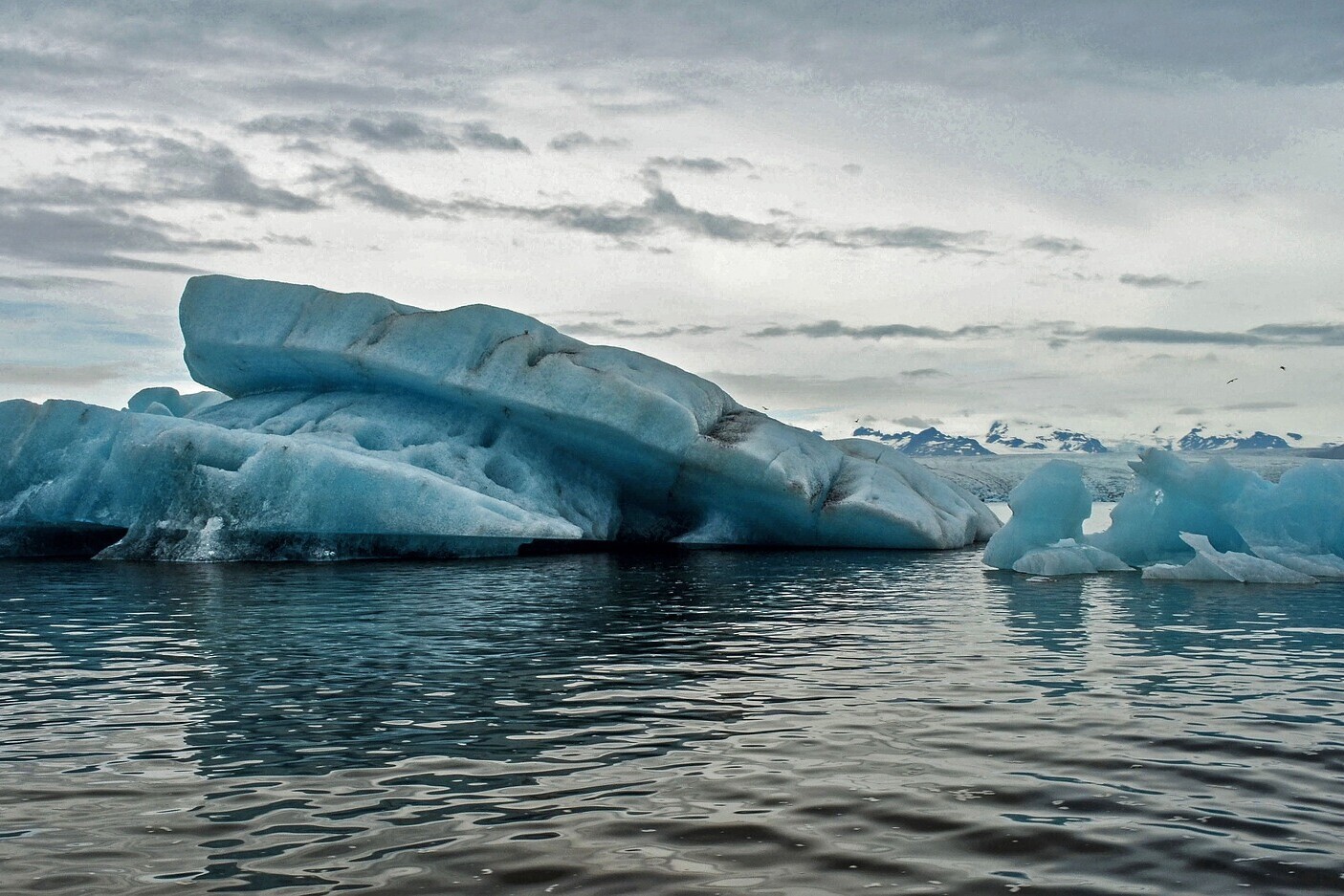Im Wasser treibende Eisschollen Im Wasser treibende Eisschollen