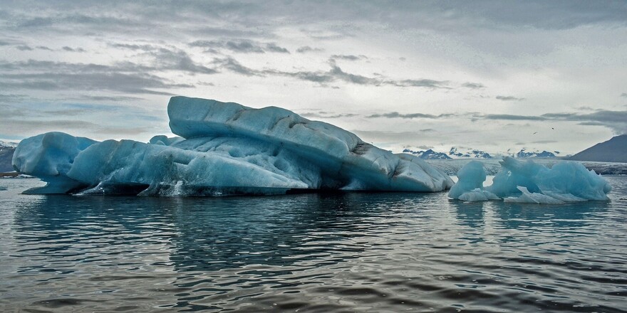 Im Wasser treibende Eisschollen Im Wasser treibende Eisschollen