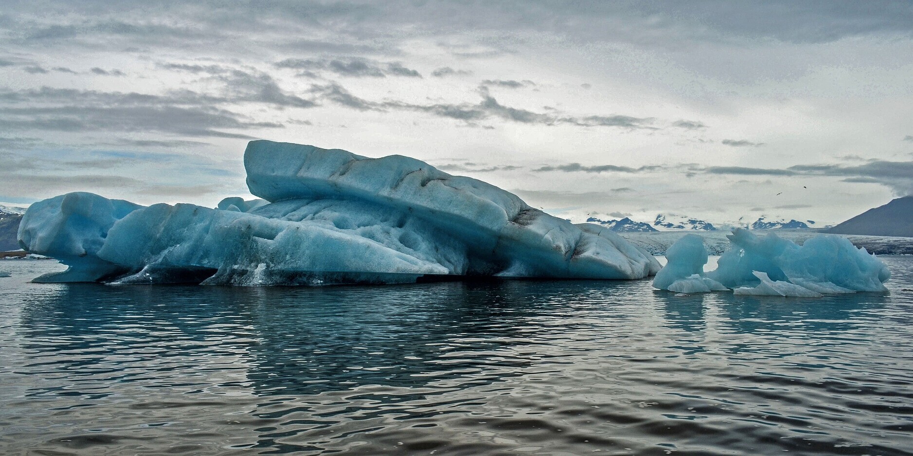 Im Wasser treibende Eisschollen Im Wasser treibende Eisschollen