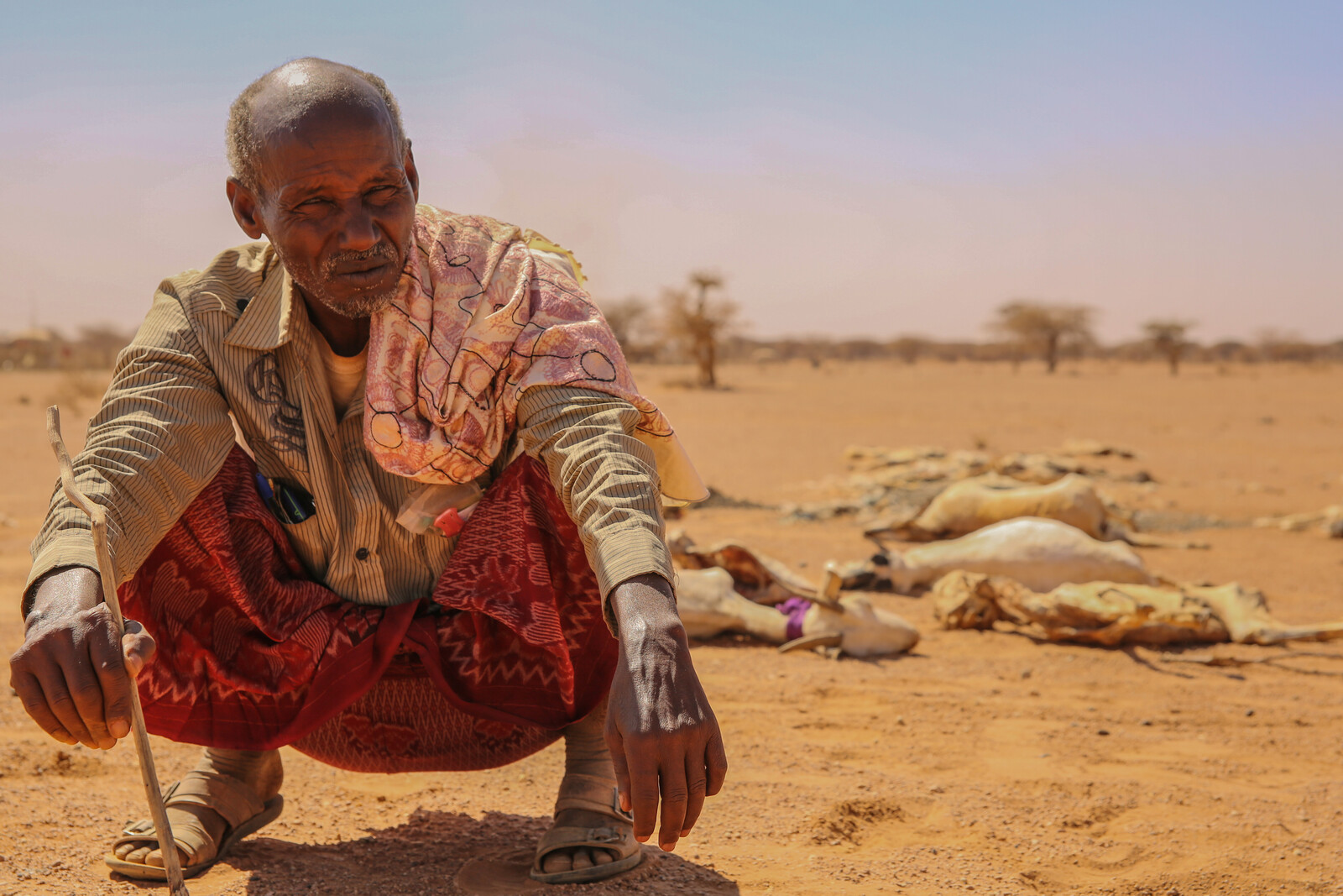 Mann sitzt während der Dürre in Ostafrika.