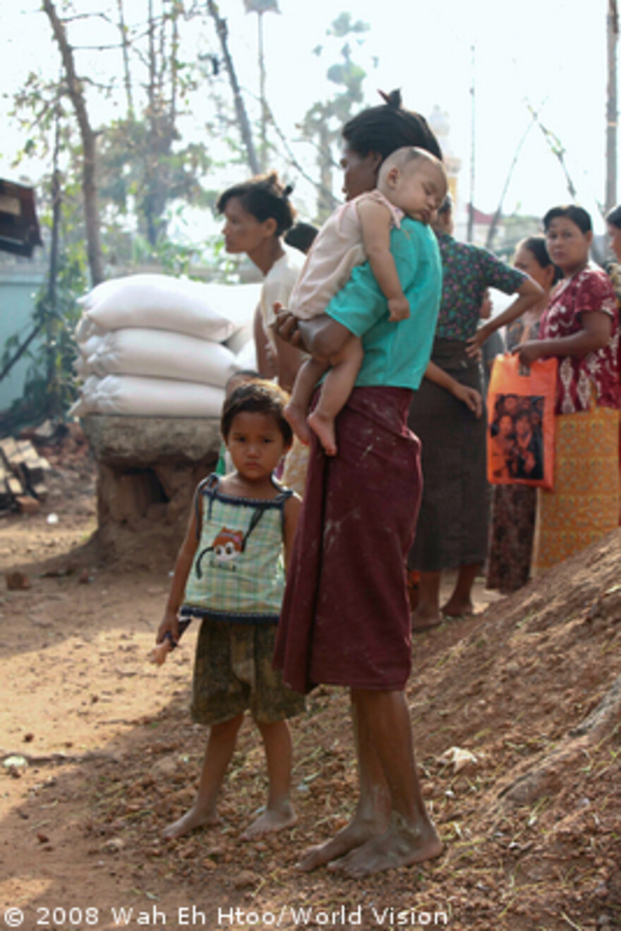 Zyklon Myanmar: Frau mit Kindern