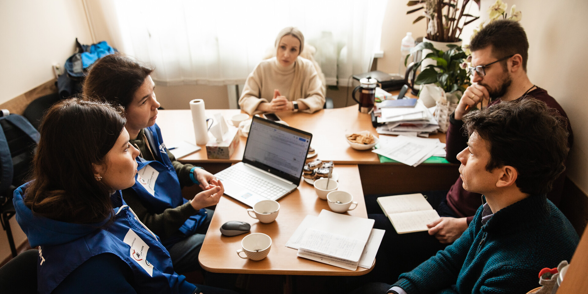 Zusammenarbeit auf Augenhöhe: Der AWO International und Rokada arbeiten bei allen Projektschritten eng zusammen – vom Konzept bis zur finalen Umsetzung 