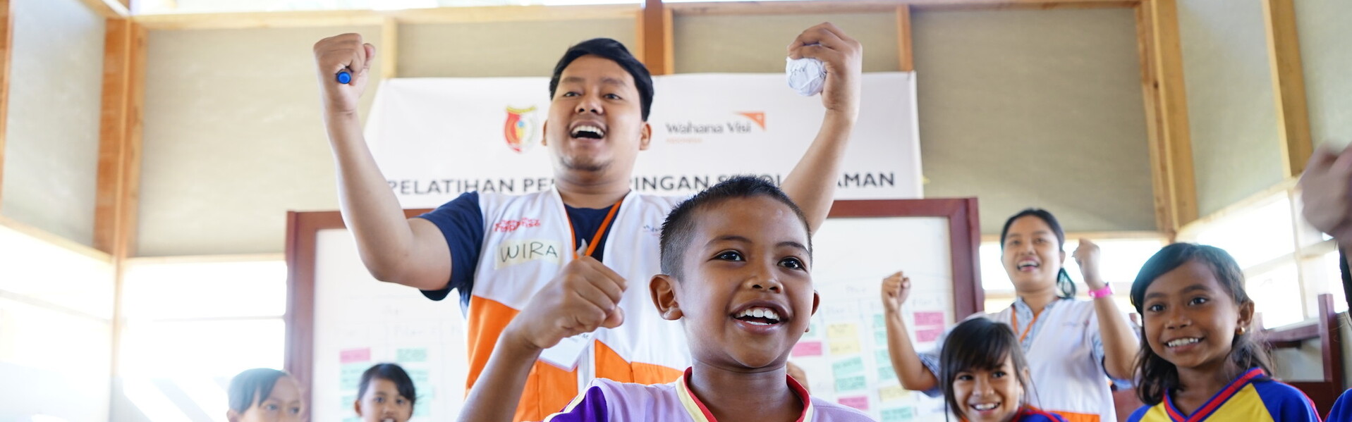 Schüler in Indonesien lernen, wie sie sich bei einer Naturkatastrophe richtig verhalten Schüler in Indonesien lernen, wie sie sich bei einer Naturkatastrophe richtig verhalten