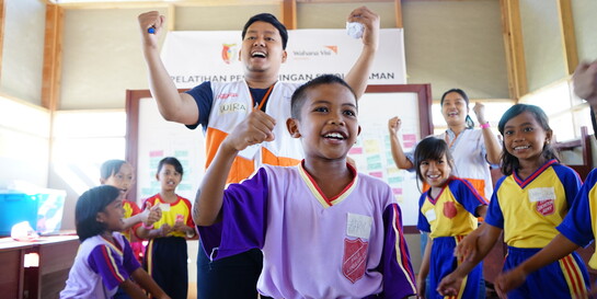 Schüler in Indonesien lernen, wie sie sich bei einer Naturkatastrophe richtig verhalten