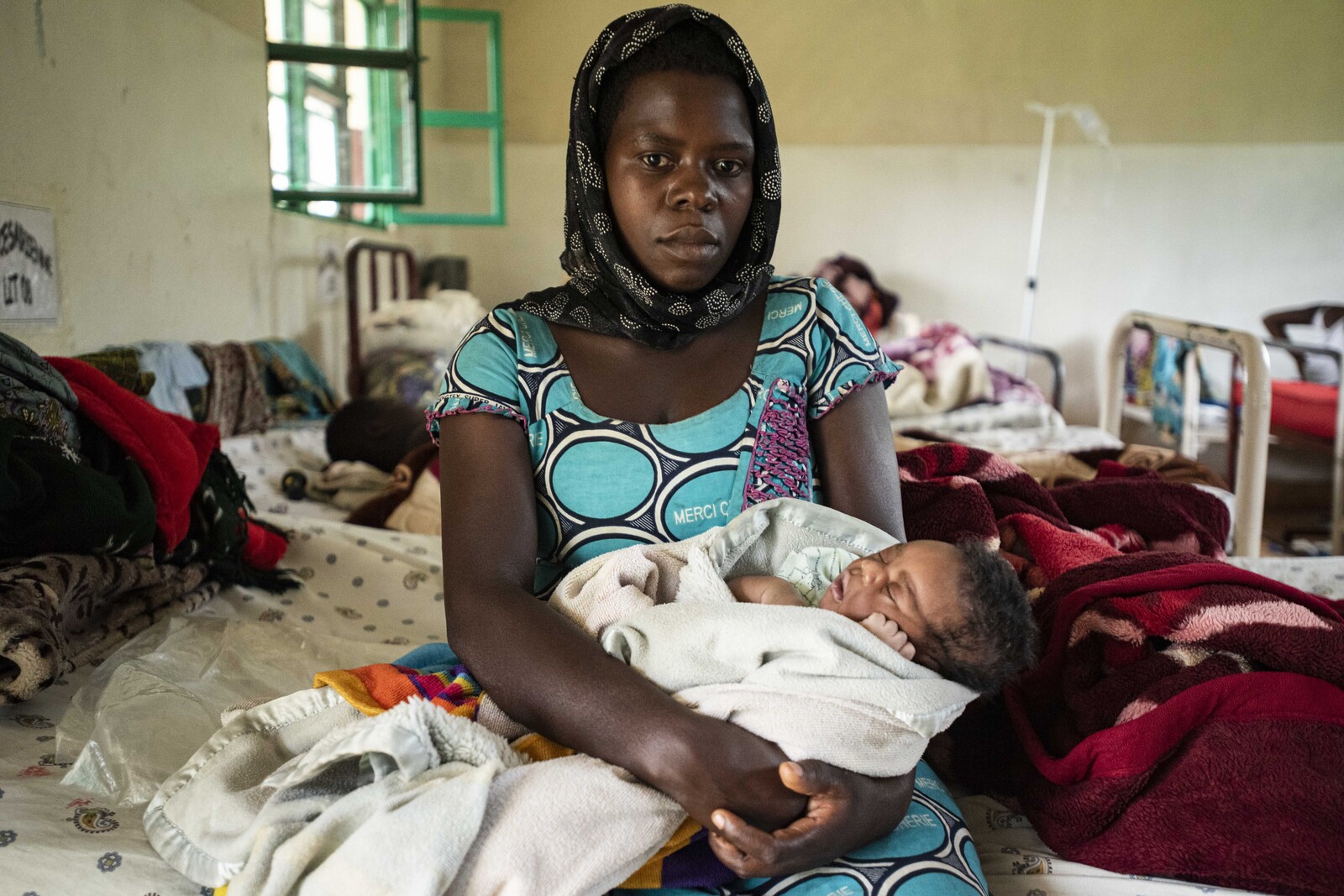 Eine Frau mit Baby in einem Krankenhaus in der DR Kongo