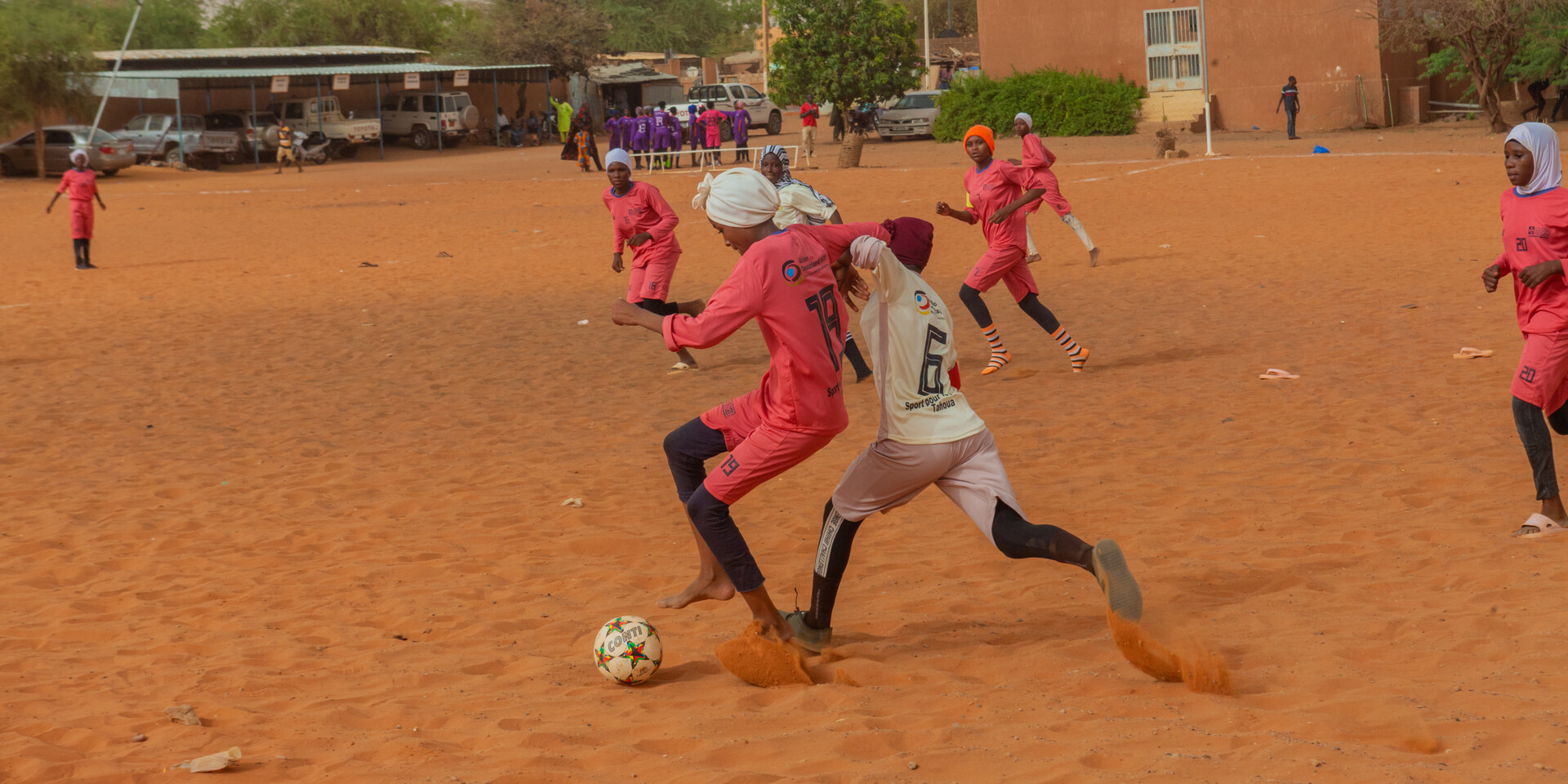 Kinder im Niger spielen zusammen Fußball
