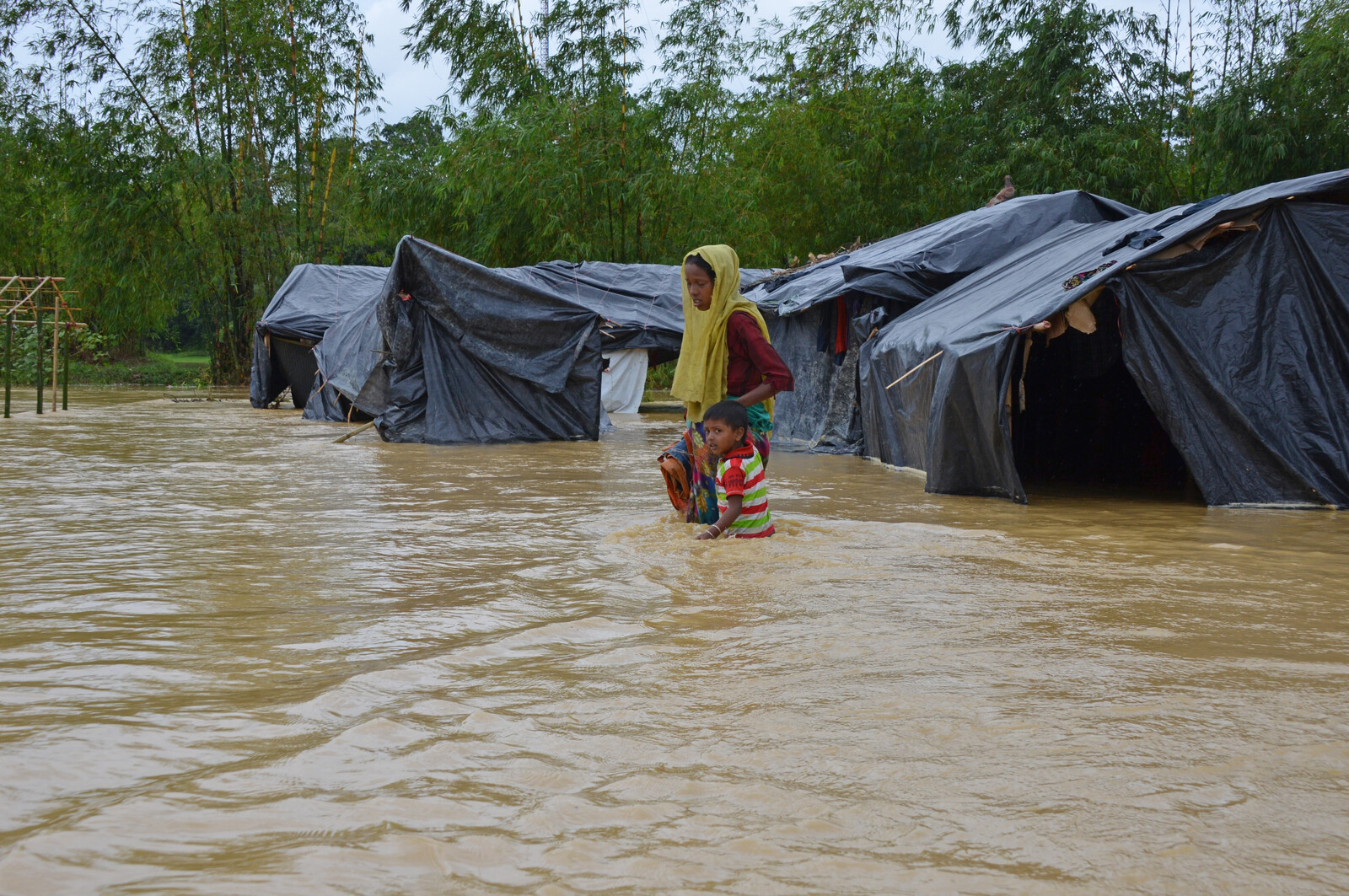 Frau & Kind inmitten eines überfluteten Flüchtlingscamps für Rohingya