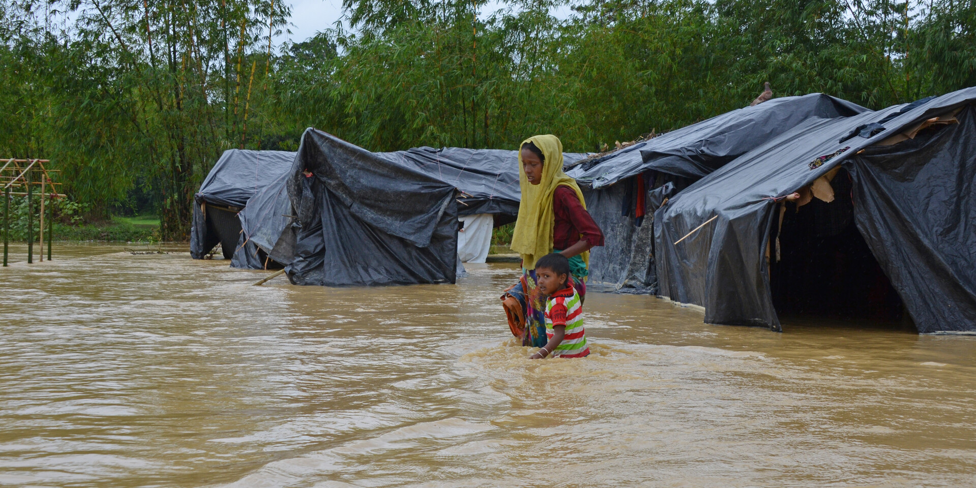 Frau & Kind inmitten eines überfluteten Flüchtlingscamps für Rohingya