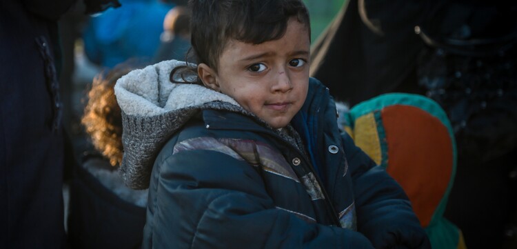 Ein Kind in einem Flüchtlingscamp im Winter in Syrien