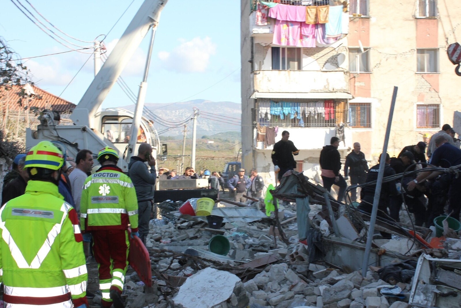 Nach dem Erdbeben in Albanien suchen Retter nach Vermissten