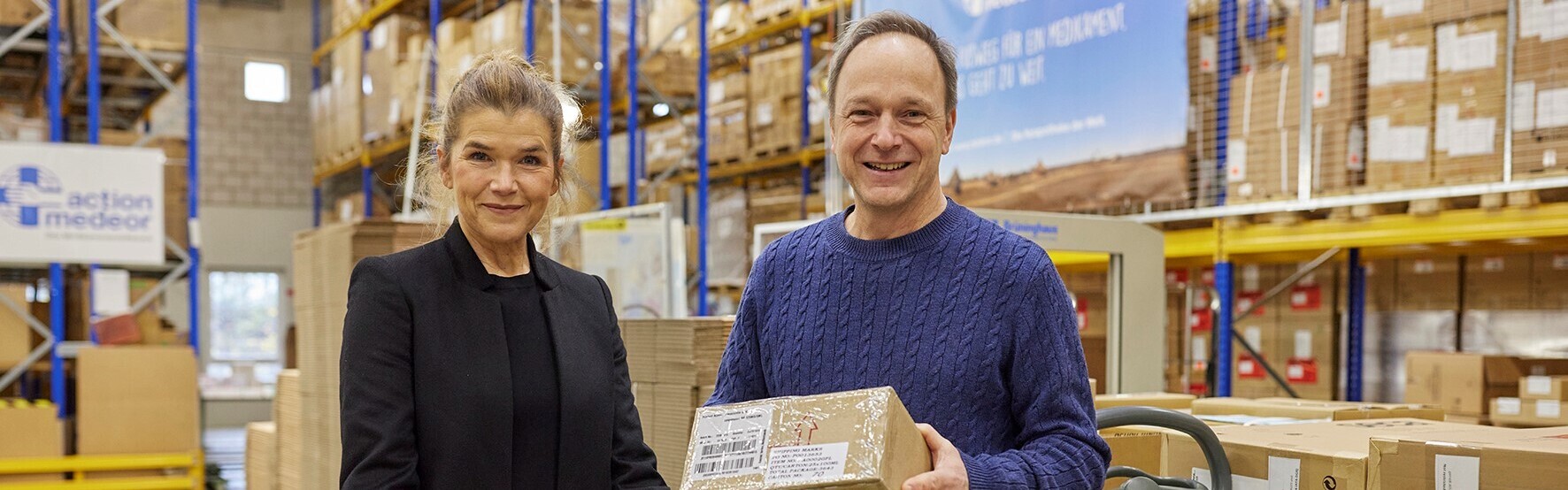 Anke Engelke und Christoph Bonsmann im Lager von action medeor in Tönisvorst