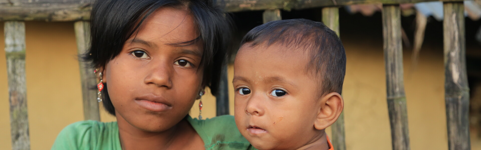 Zwei Kinder aus Myanmar in Bangladesch.