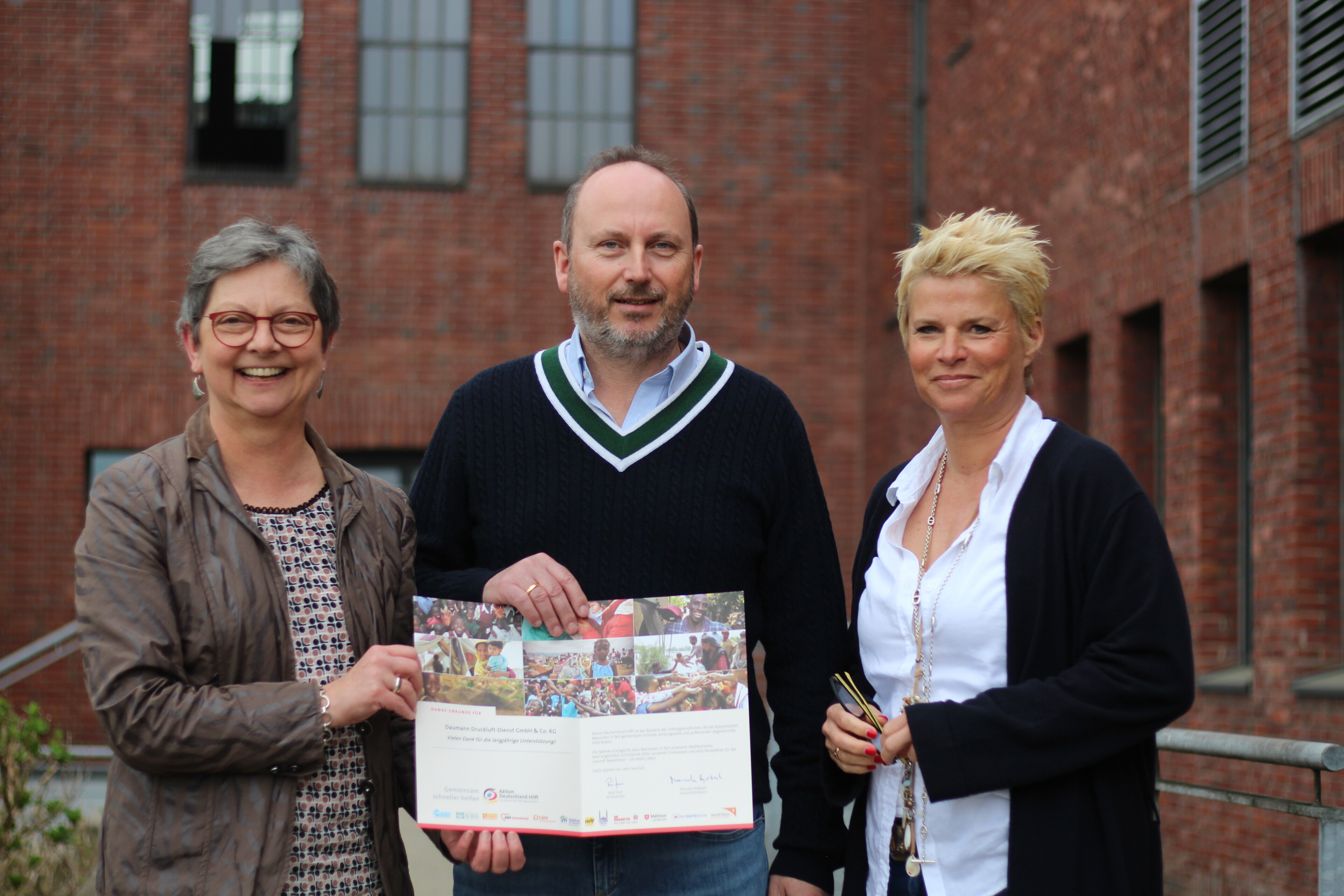Arnd und Nicole Daumann von Daumann Druckluftdienst mit Manuela Roßbach, geschäftsführender Vorstand von Aktion Deutschland Hilft Arnd und Nicole Daumann von Daumann Druckluftdienst mit Manuela Roßbach, geschäftsführender Vorstand von Aktion Deutschland Hilft