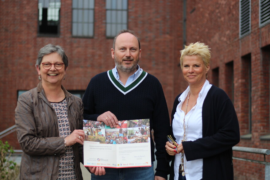 Arnd und Nicole Daumann von Daumann Druckluftdienst mit Manuela Roßbach, geschäftsführender Vorstand von Aktion Deutschland Hilft Arnd und Nicole Daumann von Daumann Druckluftdienst mit Manuela Roßbach, geschäftsführender Vorstand von Aktion Deutschland Hilft