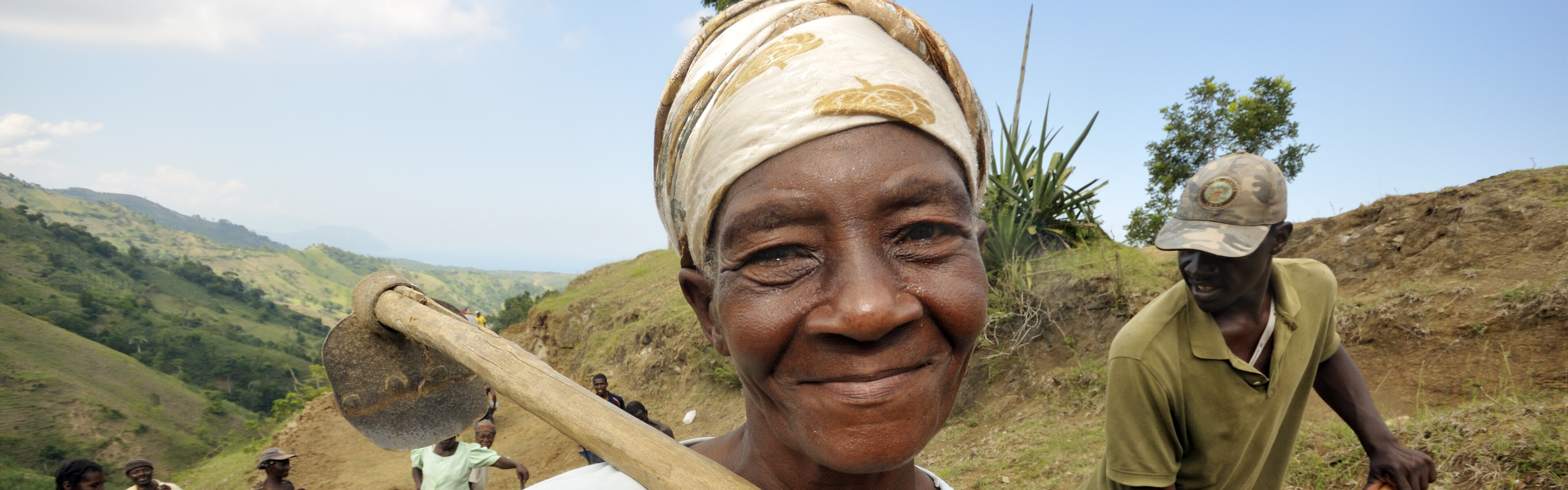 Eine Frau in Haiti hilft beim Bau einer Straße