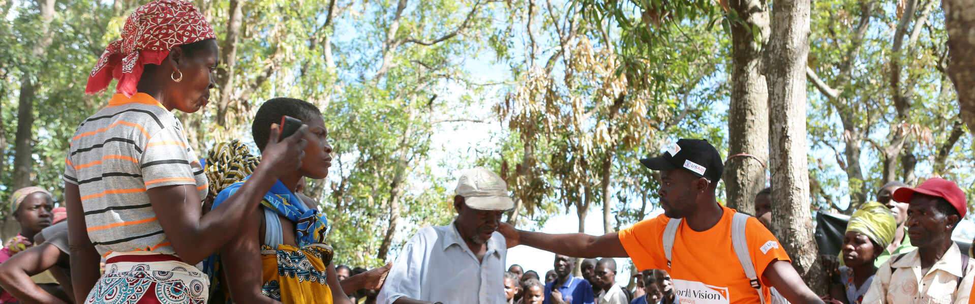 Ein Helfer von World Vision versorgt Menschen in Mosambik