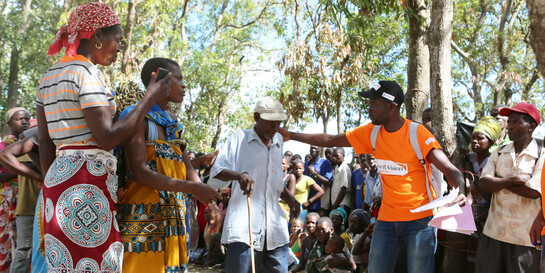 Ein Helfer von World Vision versorgt Menschen in Mosambik