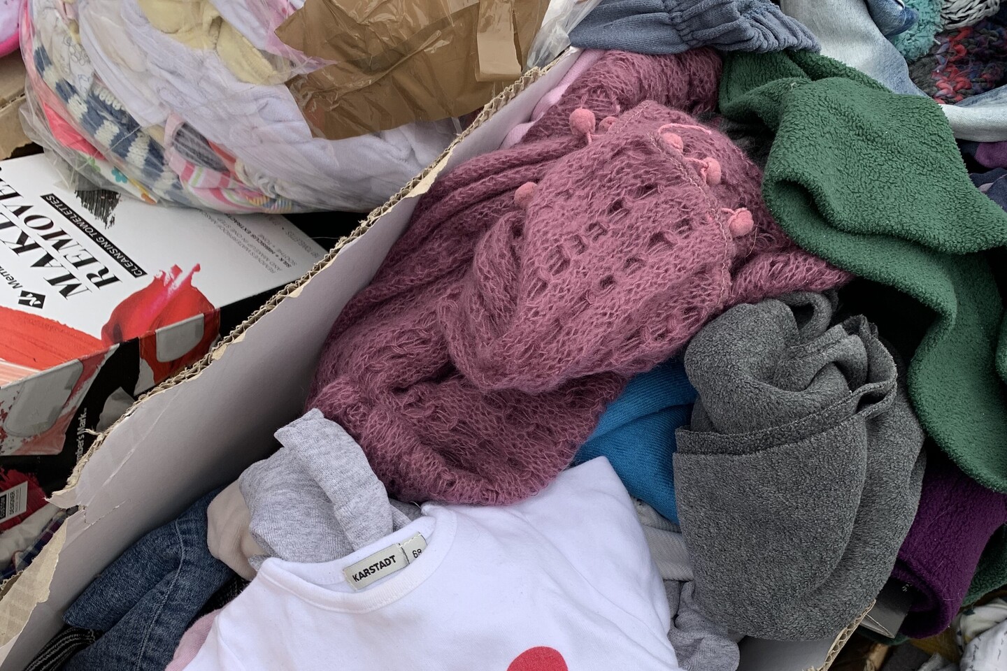 Gesammelte Kleidung für geflüchtete Frauen und Kinder aus der Ukraine