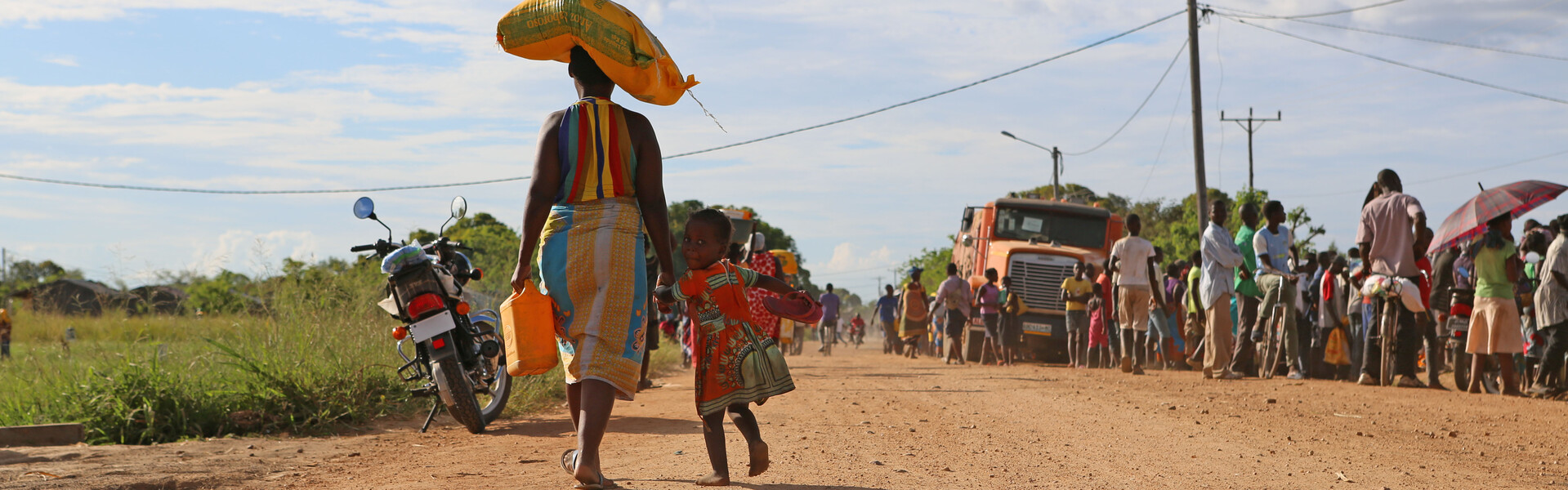 Menschen bei einer Essenverteilung von World Vision in Mosambik. Das Land ist besonders stark von erhöhten Lebensmittelpreisen betroffen.