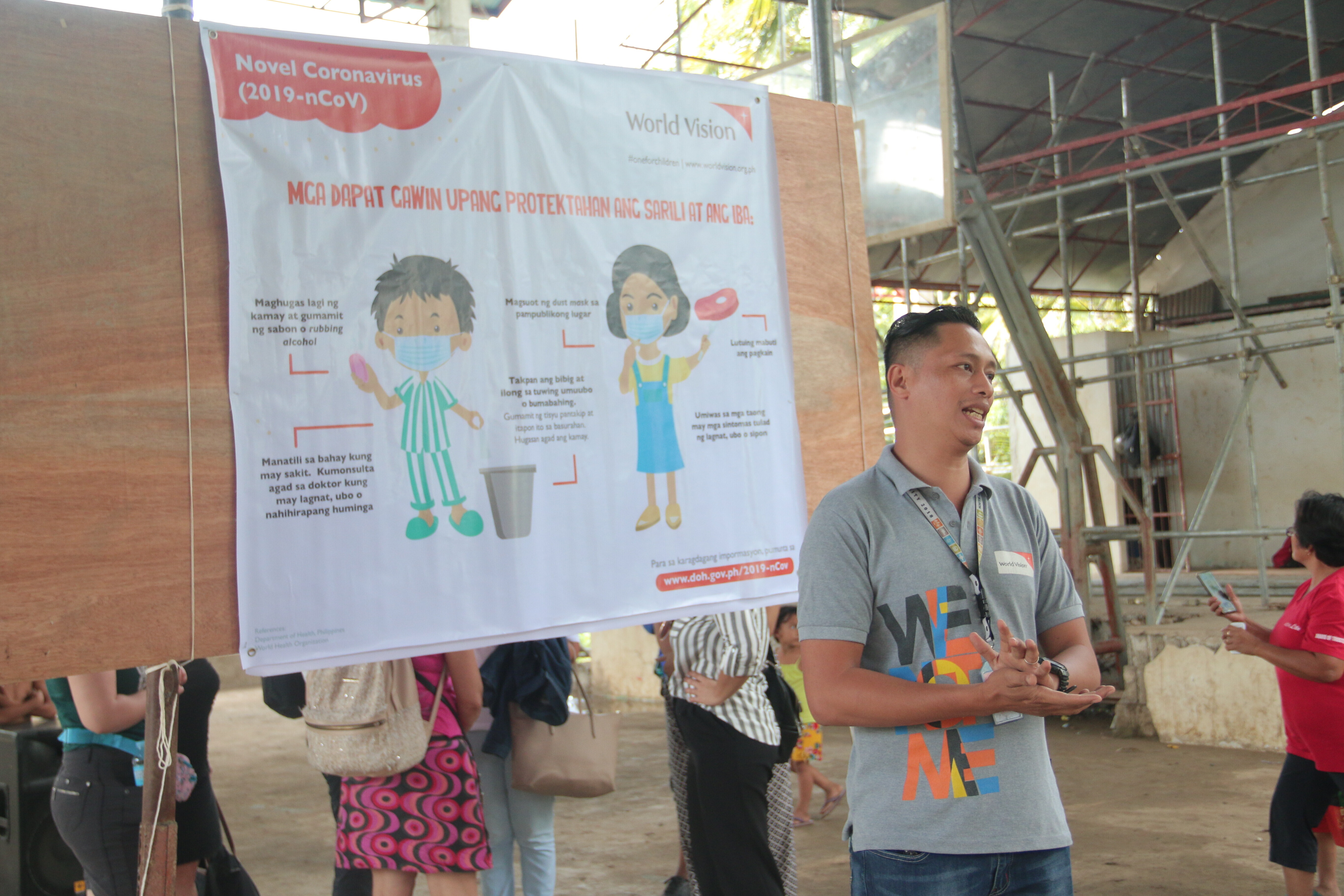 Aufklärung über COVID-19 durch einen Mitarbeiter von World Vision auf den Philippinen Aufklärung über COVID-19 durch einen Mitarbeiter von World Vision auf den Philippinen