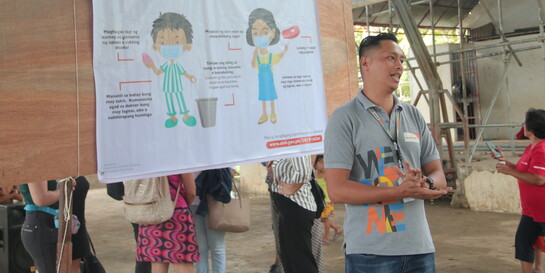 Aufklärung über COVID-19 durch einen Mitarbeiter von World Vision auf den Philippinen