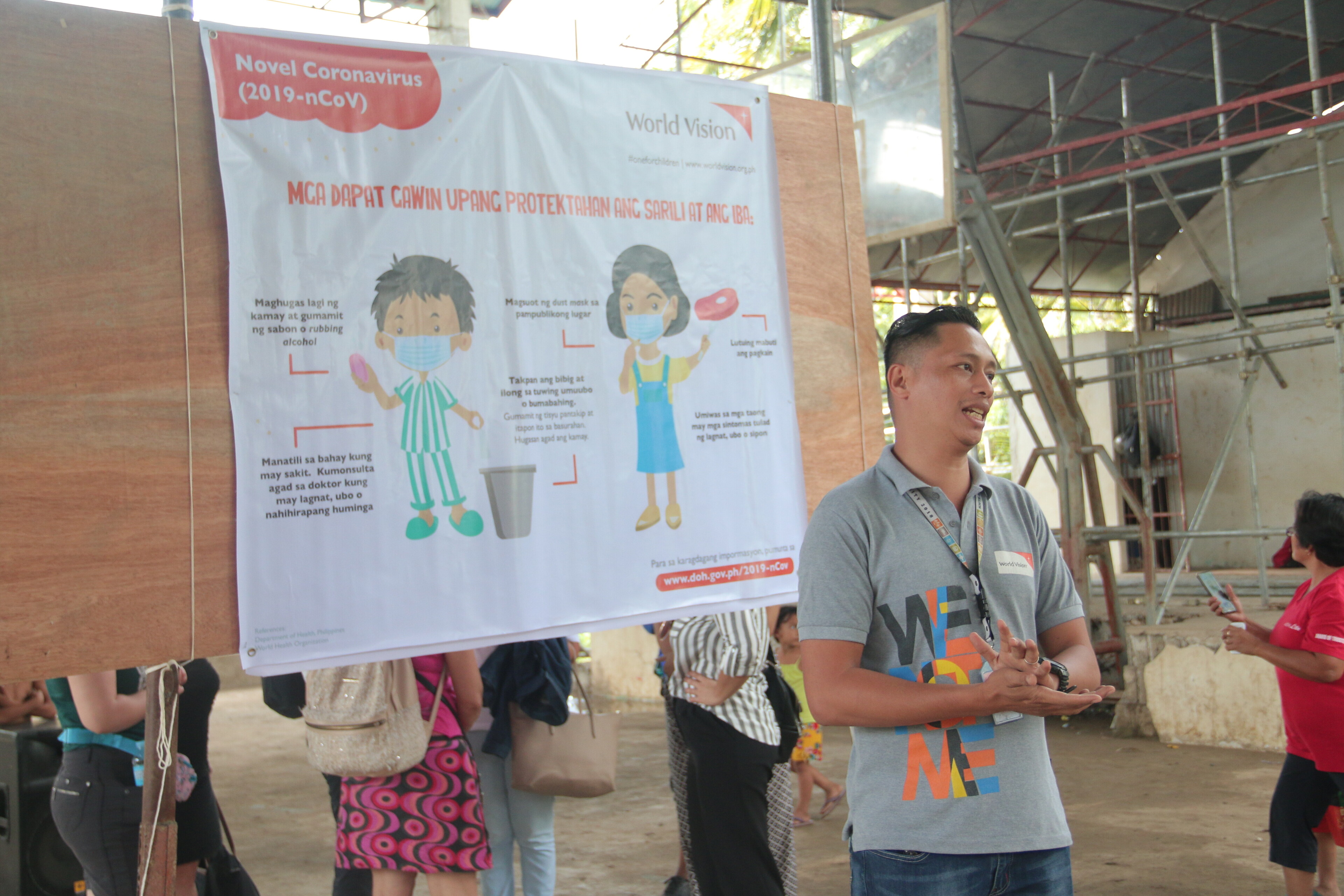 Aufklärung über COVID-19 durch einen Mitarbeiter von World Vision auf den Philippinen
